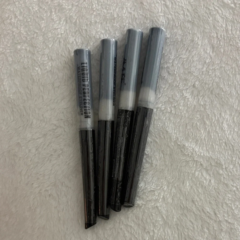 Liquid Precision Eyeliner - Black